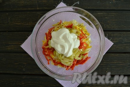 Салат из консервированных кабачков заправить майонезом.
