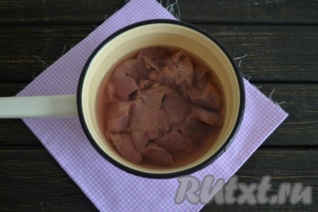 Куриную печень очистить от прожилок и пленочек, залить холодной водой так, чтобы печенка была полностью в воде.