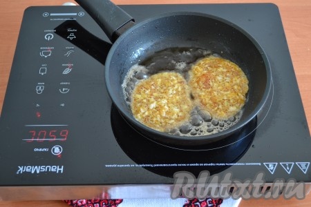 Сковороду с растительным маслом хорошо нагреть и столовой ложкой наливать тесто.&nbsp;
