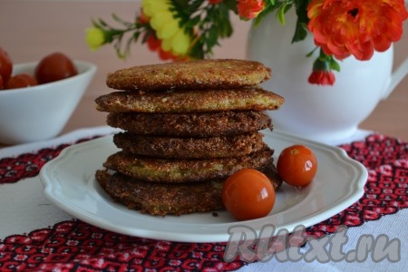 Готовые икряники из рыбьей икры выложить на салфетку, чтобы ушел лишний жир.
