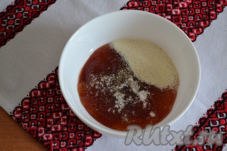 Добавить к икре манную крупу, соль и молотый душистый перец.