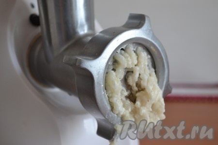 Лук тоже пропустить через мясорубку.
