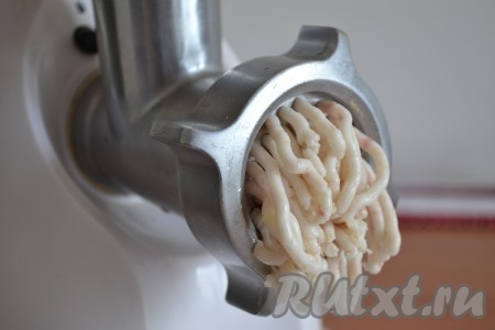 Пропустить сало через мясорубку или заменить его сметаной. Сметану лучше использовать домашнюю или покупную повышенной жирности.
