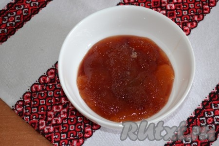 Икру необходимо выложить в сито или дуршлаг и промыть проточной холодной водой. Оставить на 10-15 минут, чтобы вся лишняя жидкость стекла. Если у вас икра замороженная, её нужно разморозить при комнатной температуре (использовать микроволновую печь или теплую воду не нужно - икра потеряет свои вкусовые качества).