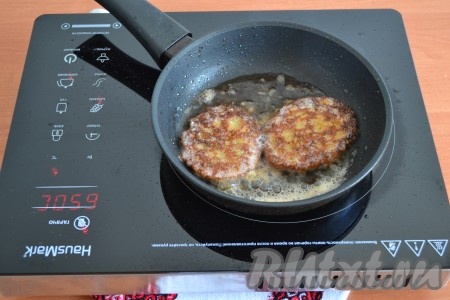 Обжаривать на среднем огне с двух сторон (примерно, по 1-2 минуте с каждой стороны).
