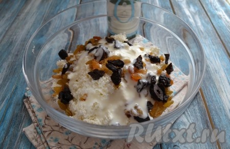 Влить йогурт (или кефир) к творогу и сухофруктам.
