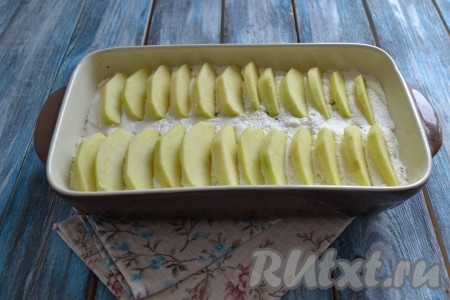 Очистить яблоки, вырезать сердцевину и нарезать небольшими ломтиками. Каждый кусочек яблок, немного вдавливая в творог, выложить сверху.
