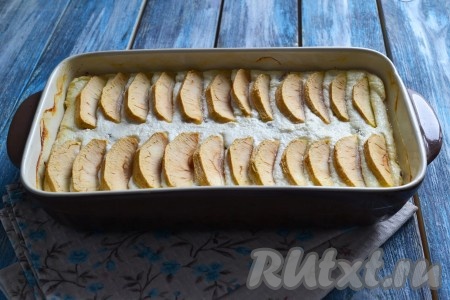 По истечении времени дать пудингу минут 10 постоять в форме. Затем разрезать на порционные кусочки, выложить на блюдо и подать на стол.
