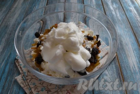 Яичный белок взбить в пышную пену и выложить к остальным ингредиентам.
