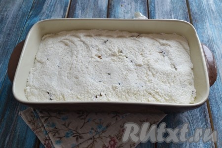 Выложить творожную массу в форму и разровнять поверхность. Форму смазывать не нужно.&nbsp;
