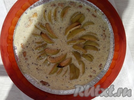 Достать пирог из духовки и залить крем-брюле.
