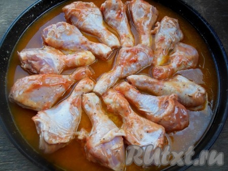 Выложите на рис замаринованные куриные ножки.
