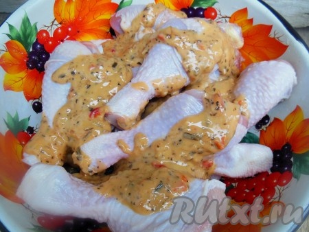 К куриным ножкам добавьте кетчуп и сливовый маринад (сливовый маринад можно заменить на 100-150 мл кетчупа, соль и черный молотый перец по вкусу), тщательно перемешайте. Оставьте мариноваться на 1-2 часа в холодильнике, затянув миску пищевой пленкой.
