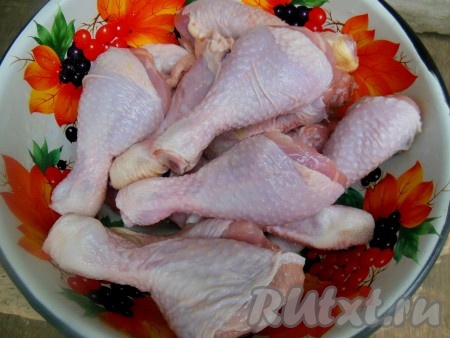 Куриные ножки вымойте и обсушите бумажным полотенцем.