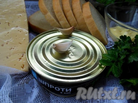 Для приготовления в духовке горячих бутербродов со шпротами потребуются вот такие ингредиенты.