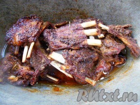 Запекайте бараньи ребрышки при температуре 170-180 градусов от 40 до 60 минут (время приготовления зависит от возраста животного). За 10 минут до готовности мяса, снимите крышку с утятницы, дайте ребрышкам зарумяниться.