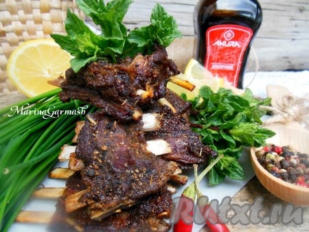 Бараньи ребрышки, запеченные в духовке по этому рецепту, получаются очень вкусными, нежными и ароматными. Подавайте их к столу со свежей зеленью (мята, петрушка, кинза, укроп, эстрагон, зеленый лук), отлично подойдут и свежие овощи.
