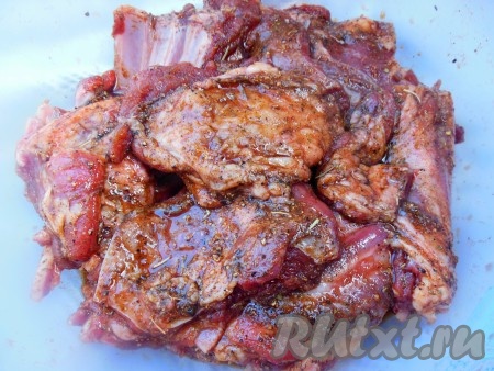 Измельченные специи добавьте к ребрышкам, перемешайте.
