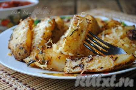 Молодая картошка, запечённая по-деревенски в духовке, получается ароматной и очень вкусной, к столу её нужно подавать в горячем виде.&nbsp;