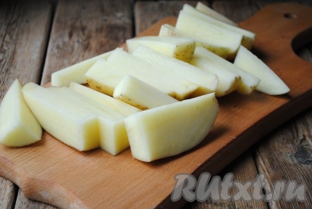 Молодой картофель хорошо вымыть. Не очищая, нарезать на крупные брусочки.