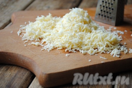 Твёрдый сыр натереть на крупной тёрке.&nbsp;