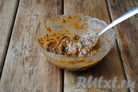 Хорошо перемешать смесь масла, чеснока, специй и зелени.&nbsp;
