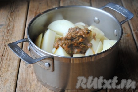 В картофель добавить приготовленную смесь масла, чеснока, специй и зелени.&nbsp;
