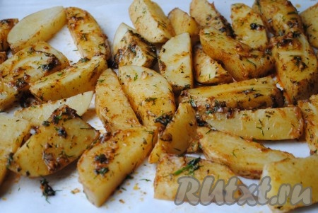 Противень застелить пергаментом, выложить картофель в один слой.&nbsp;