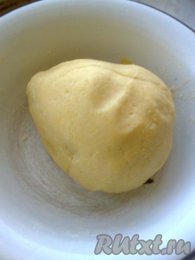 Через 30 минут тесто достать из холодильника, выложить на стол и хорошо вымесить.
