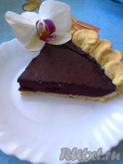 И подавать к столу. Вот так пирог выглядит в разрезе:
