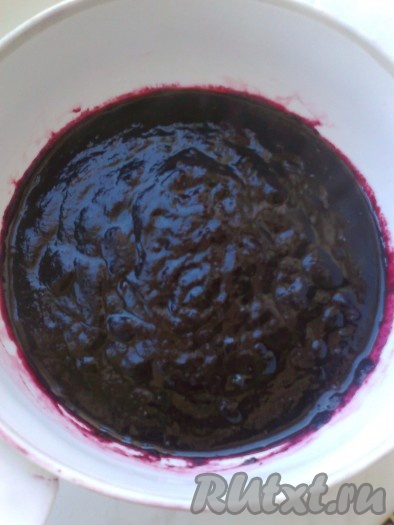 Взбитую массу протереть через сито (отжимки выбросить или сварить компот).