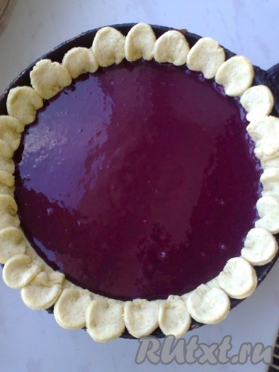 Форму с тестом поставить в духовку, заранее разогретую до температуры 180 градусов, на 15 минут. Испечь корж. Достать форму, вылить на корж начинку.
