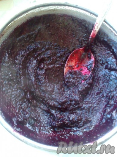 Взбитую массу протереть через сито (отжимки выбросить или сварить компот).