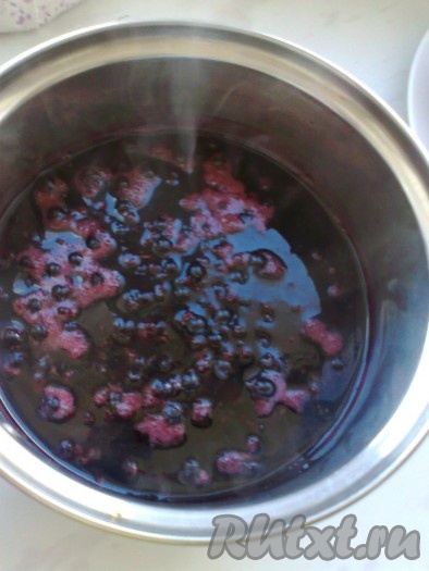 Для приготовления начинки замороженную смородину залить водой и довести до кипения.
