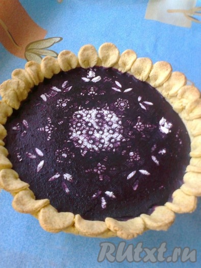 Можно украсить его сахарной пудрой. 