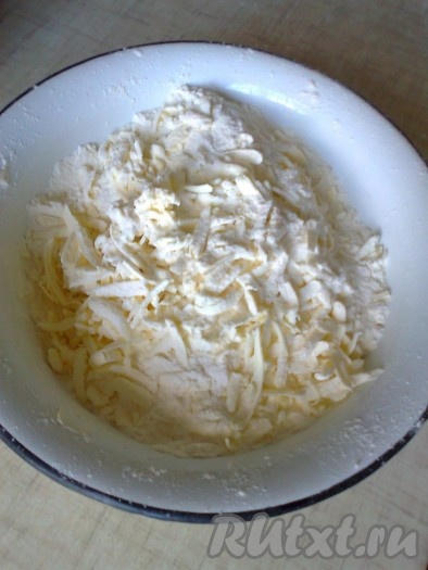 Для приготовления теста в миску надо всыпать муку и натереть в нее на крупной терке холодное масло (можно из морозилки). 