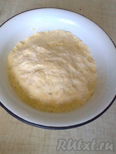 Перемешать все в крошку.

Отдельно смешать яйца и сахар, растереть. Вылить яичную смесь в миску с мукой и маслом. Собрать тесто в ком. Поставить миску с тестом в холодильник на 30 минут.