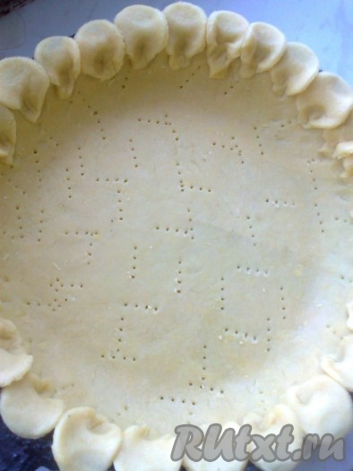 и слегка отогнуть края кружочков за край формы, чтобы они не упали во время выпечки.
