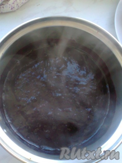 Осторожно (я не остужала) пюрировать чёрную смородину блендером до однородной массы.
