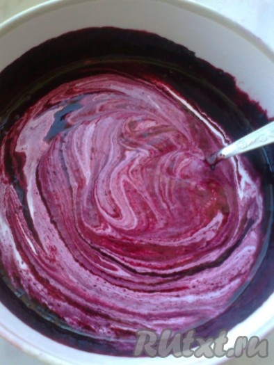 К протертой смородине надо добавить сливки (у меня сметана),
