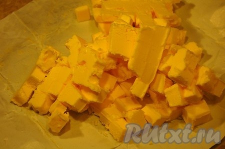 Нарезать сливочное масло небольшими кубиками и вынести в холодное место. 