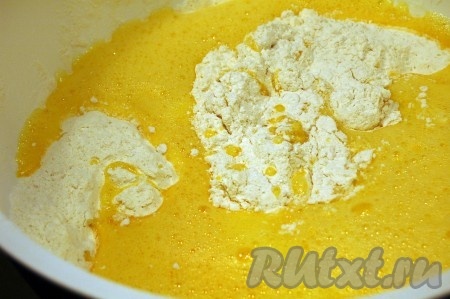 Отдельно разбить 6 яиц, слегка взбить их вилкой и добавить в мучную смесь.