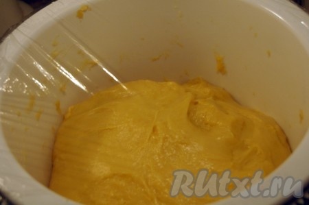 Накрыть миску с тестом пленкой и убрать в теплое место подходить (на 6 часов).