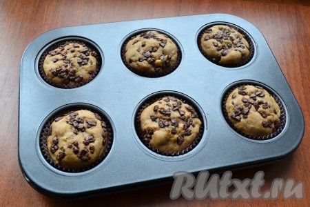 Банановые кексы с какао выпекать в разогретой до 180 градусов духовке около 30-40 минут. Готовность проверить сухой деревянной лучинкой (если после прокола кекса лучинка осталась сухой, значит выпечка готова).