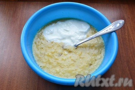 Тщательно перемешать вилкой (или столовой ложкой), влить кефир и всыпать сахар.