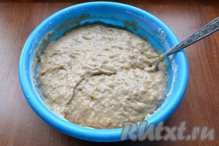 Далее подсыпать оставшуюся муку небольшими порциями и вмешивать её в тесто. Добавляя муку, учитывайте, что тесто должно получиться, как достаточно густая сметана. Как только добились такой консистенции, больше муку не подсыпайте. Муки может потребоваться чуть больше или меньше, главное - ориентируйтесь на густоту замешиваемого шоколадно-бананового теста для кексов.