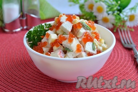 Крабовый салат с яблоком и кукурузой