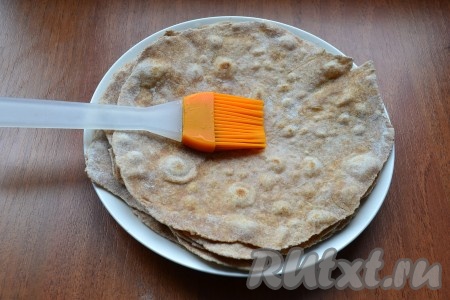 Каждую готовую лепешку выкладывать на тарелку, смачивать немного водой и прикрывать полотенцем.
