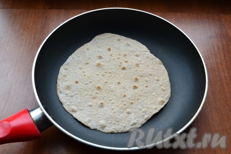 Сковороду разогреть. Лепешки из цельнозерновой муки жарятся без масла! Выкладывать каждую лепешку на сковороду, жарить на среднем огне по 30 секунд с каждой стороны. Этого времени вполне достаточно, если лепешки передержать - они станут сухими и ломкими.
