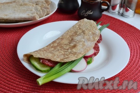 Готовые очень вкусные и полезные лепешки из цельнозерновой муки можно свернуть пополам и начинить любой начинкой или же использовать вместо хлеба.
